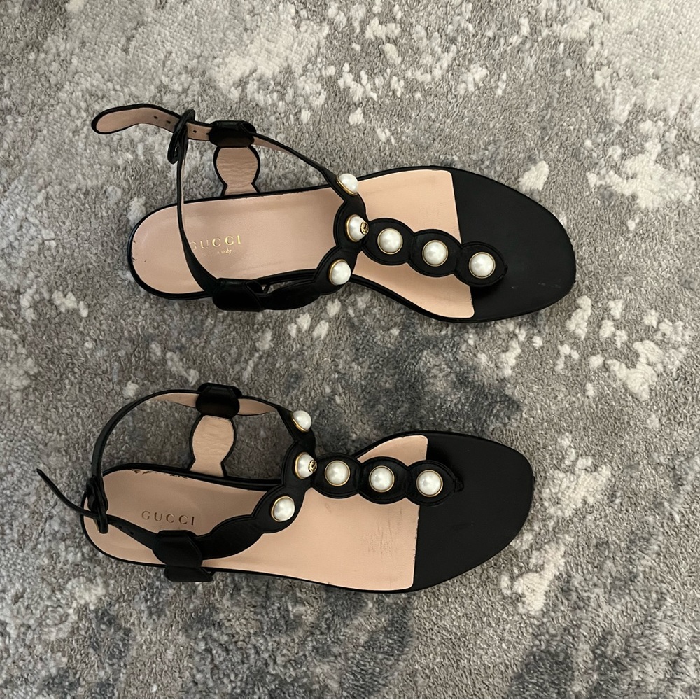 Gucci Pearl t-strap Sandals - size 39.5 - like new!